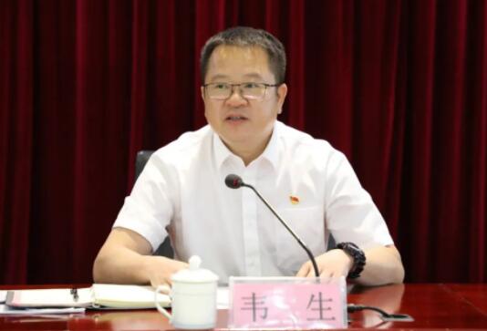 韋生簡歷：百色城市產(chǎn)業(yè)發(fā)展集團董事長韋生，曾任百投集團、百發(fā)集團董事長，西林縣委副書記