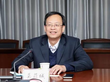 莫菲城簡歷：廣西地礦局副局長莫菲城，曾任廣西農(nóng)投集團(tuán)總經(jīng)理、平陸運(yùn)河集團(tuán)總經(jīng)理、南寧糖業(yè)董事長